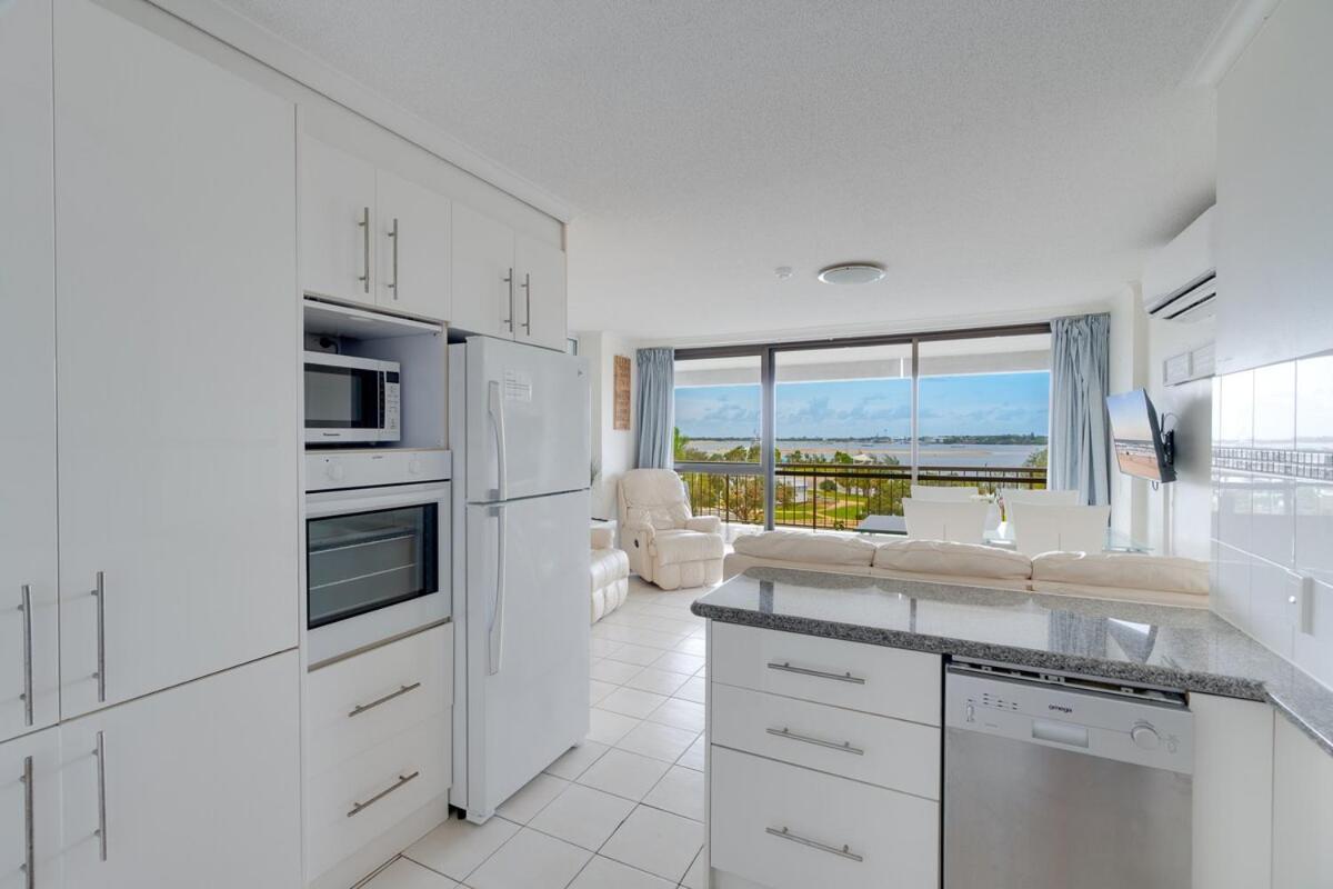 Coastal 2-bedroom Retreat With Pool & Tennis Court Apartment Gold Coast