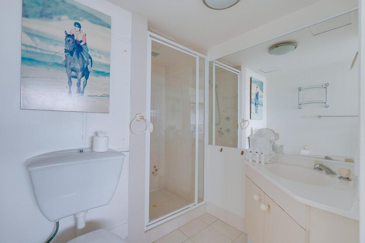 Coastal 2-bedroom Retreat With Pool & Tennis Court Gold Coast
