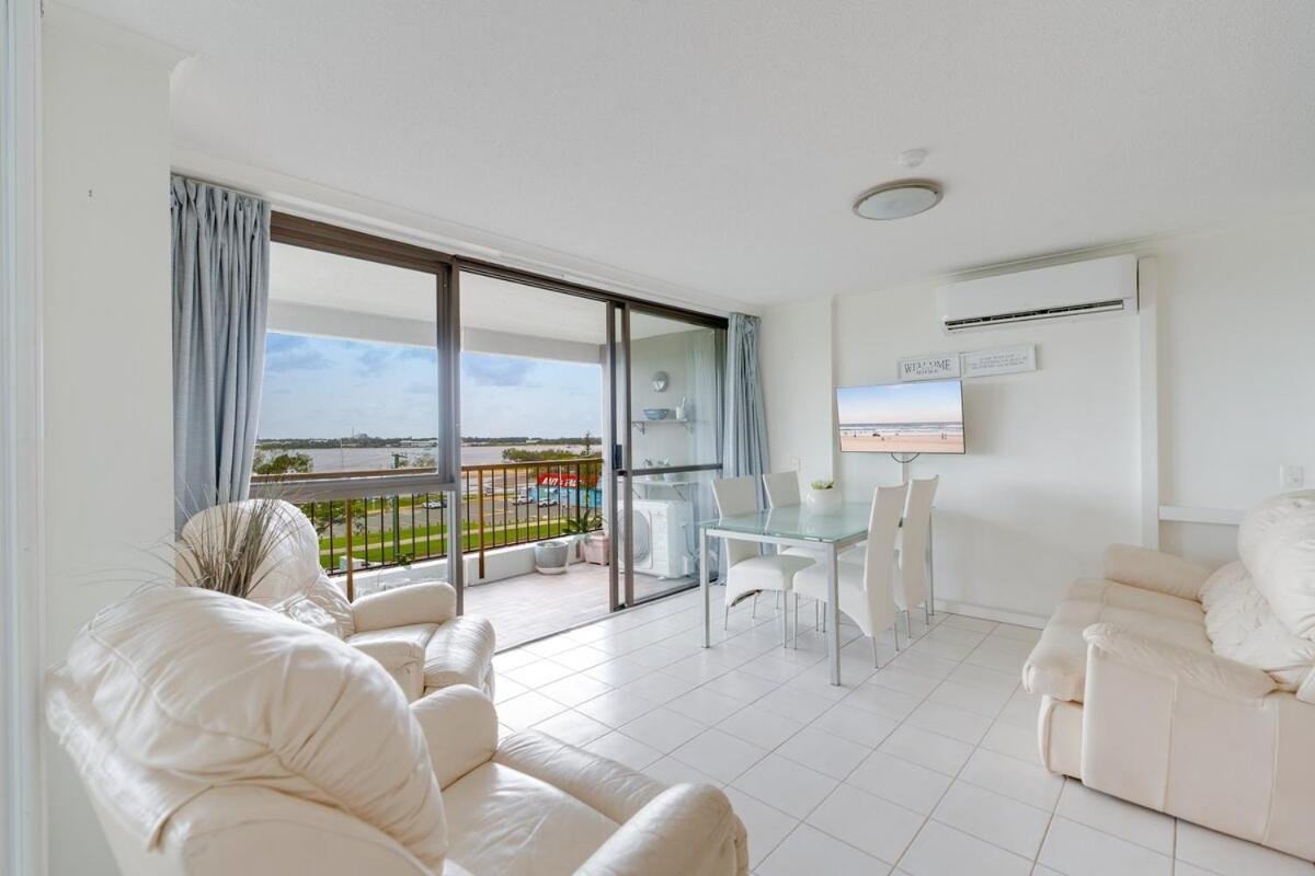 Coastal 2-bedroom Retreat With Pool & Tennis Court Apartment